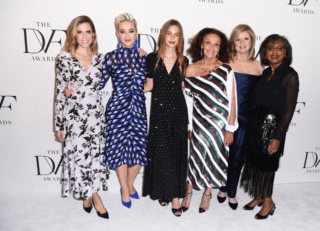 Csak Katy Perry tudja ilyen tökéletesen kombinálni a sminkjét a ruhájával