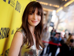 Anne Hathaway transzgender zászlós táskával támogatja a transz közösséget