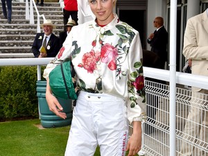 Nyeregben a topmodell: kiszőkült, lóversenyt nyert