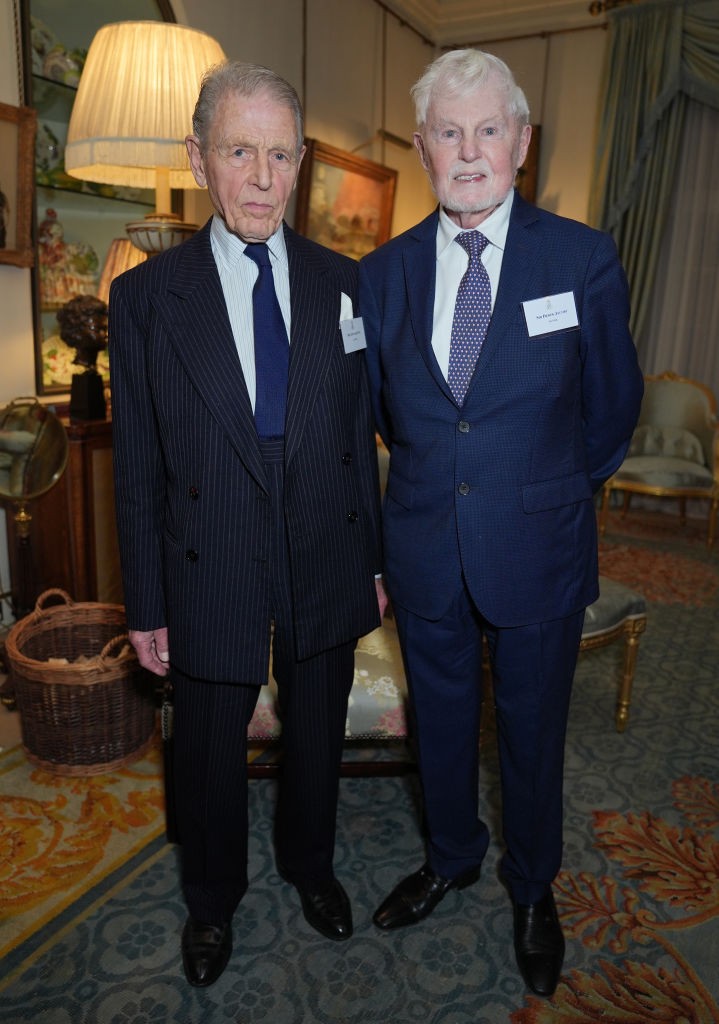 Sir Derek Jacobi (jobbra) és Edward Fox egy Kamilla királyné által megszervezett rendezvényen Londonban, 2024-ben. A színész ma már kevesebbet szerepel a kamerák előtt, az idő múlásával fokozatosan visszavonult a szerepléstől.