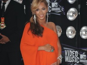 Beyoncé szexi kismamaruhákat tervez