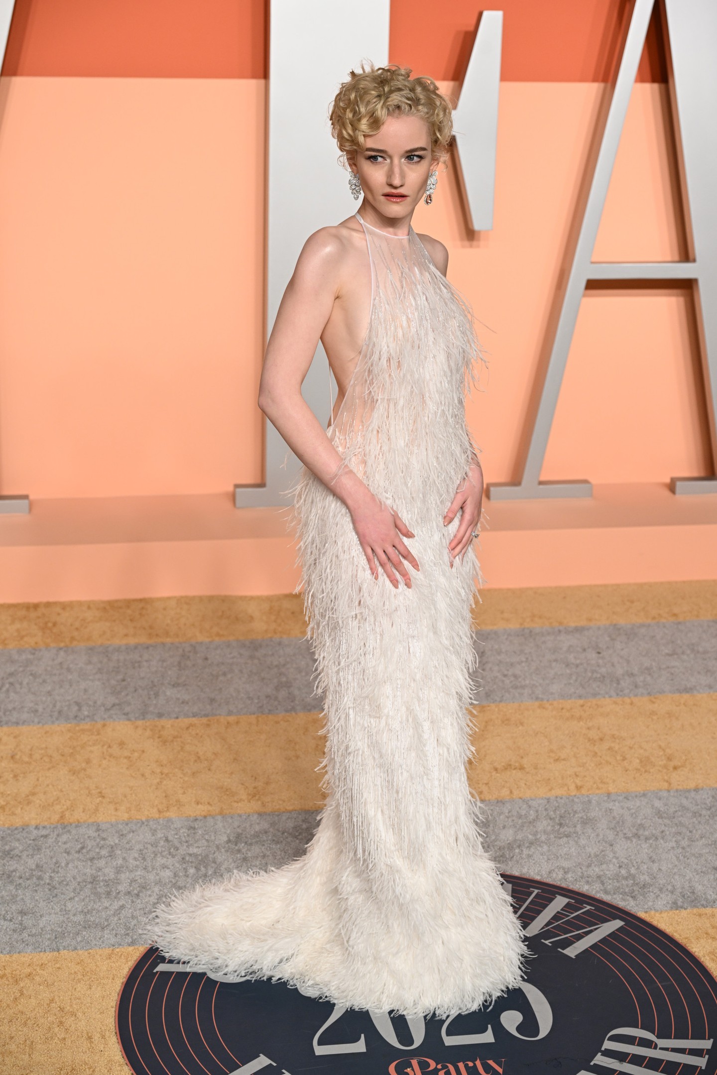 Julia Garner finoman áttetsző Gucci kreációban szabadította fel a melleit. 