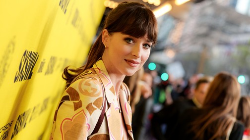 Ki gondolta volna, hogy pont a 70-es évek stílusa áll majd olyan jól Dakota Johnsonnak?