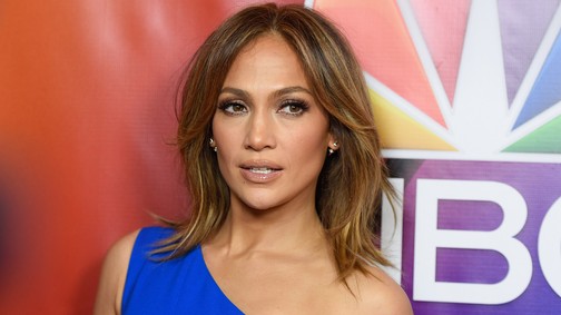 Jennifer Lopez bohósikkes, hosszú farmerszoknyája lesz a legnagyobb trend idén