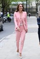 Nadrág-blézerben is ellenállhatatlan: Katalin hercegné ebben a pasztellrózsaszín Alexander McQueen szettben csak úgy vonzotta a tekinteteket 2023 májusában Londonban. 