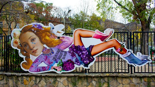 Miss KK installációja a láthatatlan bántalmazás arcát mutatja meg