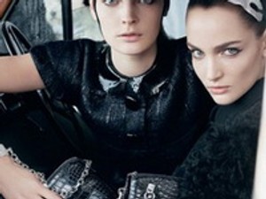 Hiányos öltözetű lányok a Louis Vuitton kifutóján