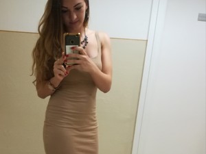 Daniella ma egy szexi bézs ruhában bulizik!