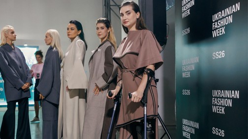 Amputált végtagú katonák léptek a kijevi divathét kifutójára, és ezt minden embernek látnia kell