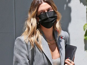 Hailey Bieber annyira imádja ezt a szettet, hogy újra felvette, csak most egy kicsit másként