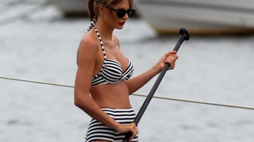 Retró bikiniben evez Taylor Swift