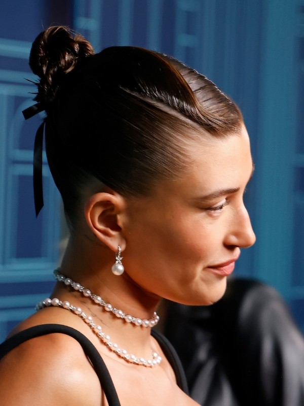 Hailey Bieber frizurája az Audrey Hepburn-stílus modern változata