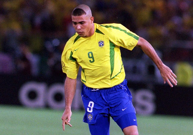 Khm, Ronaldo (az igazi), a 2002-es vébén ezzel a frizurával sokkolta a világot, sajnos sikerült egy kisebb divathullámot is beindítania ezzel a, mondjuk ki bátran, rettenetes hajjal, igaz, rettenetes haj ide, vagy oda, az Ronaldo vébéje volt, gólkirály és világbajnok lett
