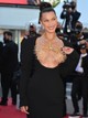 Bella Hadid egy Schiaparelli-kreációban lépett a 2021-es cannes-i filmfesztivál vörös szőnyegére. A ruha pikantériája a mindent felfedő, mégis mindent eltakaró dekoltázsban rejlik. 