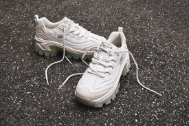 A klasszikus stílus modern változata. A Doja'Lite fűzős cipő prémium bőrből, valódi velúr és elegáns hálós felsőrésszel, fémes-márványos vagy áttetsző gyöngyházfényű talppal.