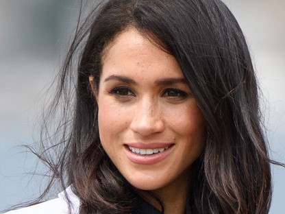 Meghan Markle pici várandós pocakját két szuper ruhába is feltöltöztette Sydneyben