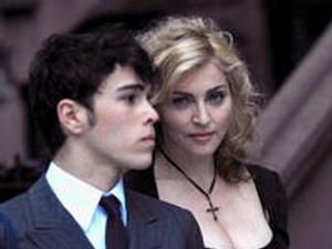 Madonna kikapós háziasszony marad!