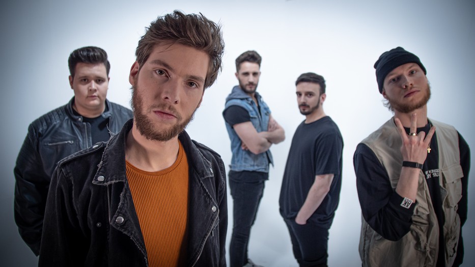 Új klipjükben a The Sign banda tagjai a Fehér Ház tetejéről is lecsúsznak