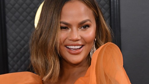 Chrissy Teigen új posztjában a 10 éves mellimplantátumát ünnepli