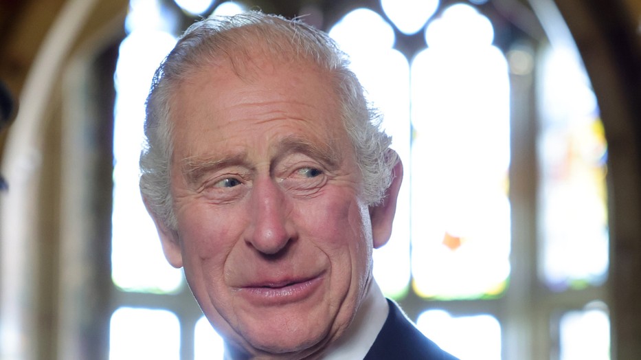 Károly király mélyen gyászol