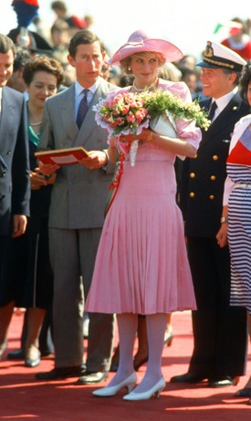 Egy világos rózsaszín Catherine Walker-ruhában és John Boyd-kalapban érkezett Szicíliába 