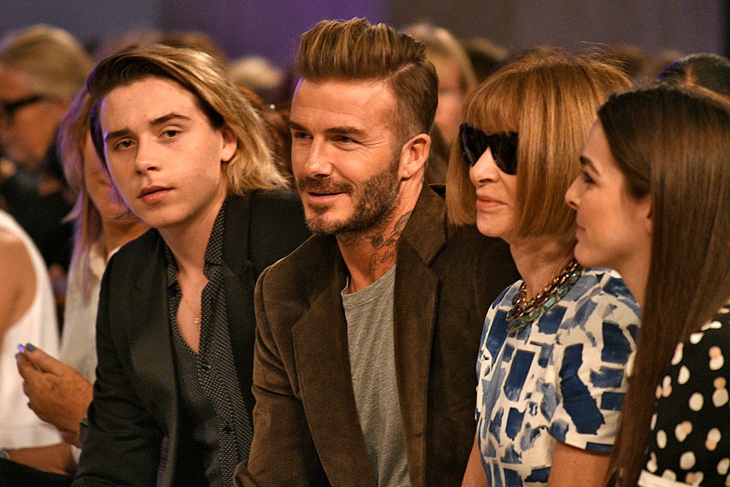 Brooklyn Beckham itt apja, David Beckham, valamint Anna Wintour társaságában látható anyja, Victoria Beckham 2017 tavaszi–nyári kollekciójának New York-i bemutatóján, 2016 szeptemberében.