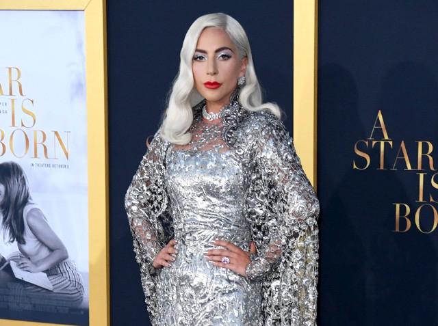 Lady Gaga ezüst Givenchy ruhában