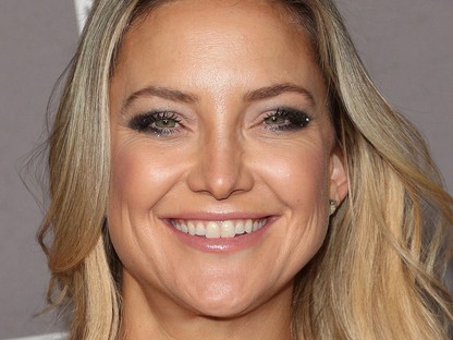 Kate Hudson ruhájáról nem lehet eldönteni milyen színű