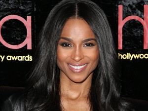 Ciara rendesen kitette melleit, egy igazi Macskanő volt ebben a bőrszerkóban