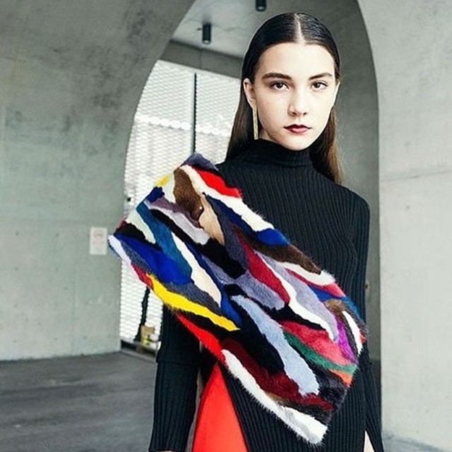 Belehalt egy 14 éves modell a 13 órás divatbemutatóba!