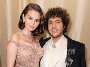 Selena Gomez második esküvői ruhájából egyszerre árad a meztelenség és a kifinomultság