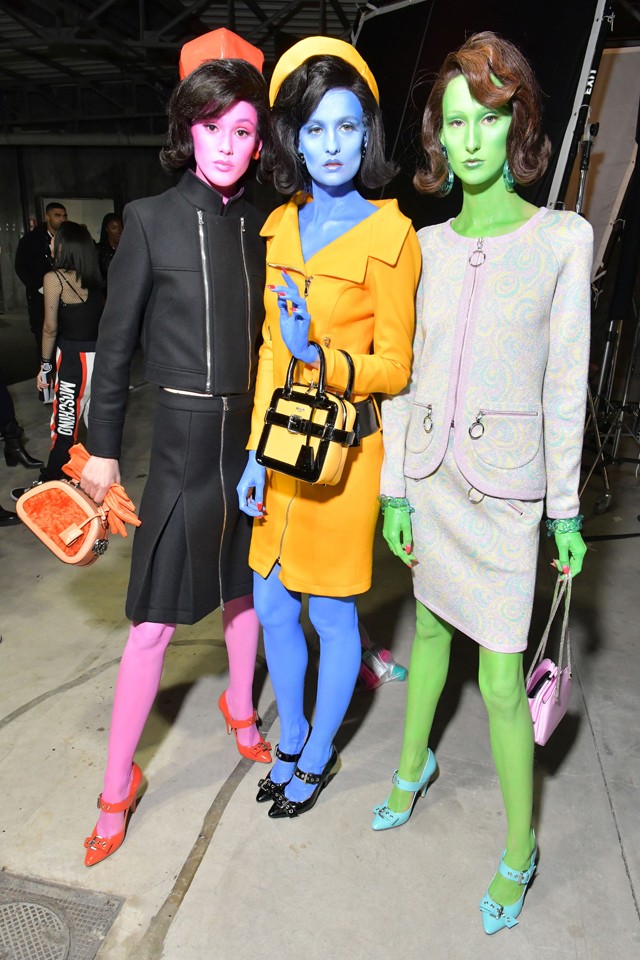 Jackie Kennedy klónjaként vonult Kaia Gerber és a Hadid lányok a Moschino bemutatón!