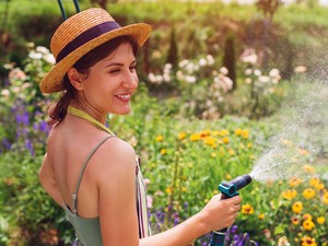 Vécépapírgurigát tett a kertjébe a kertész, varázslatos dolog történt a növényeivel 