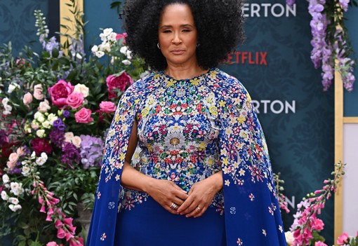 A Bridgerton színésznője izgalmas meztelenruhában tündökölt a vörös szőnyegen, mindenkit elbűvölt