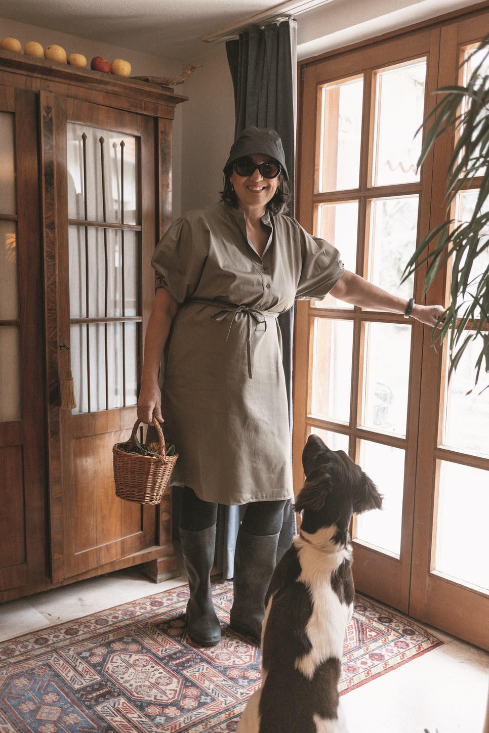 Ruha és kalap: COS, Gumicsizma, karóra, fülbevaló és kosár: Renáta sajátja, Napszemüveg: MASSIMO DUTTI, Harsinya: CALZEDONIA