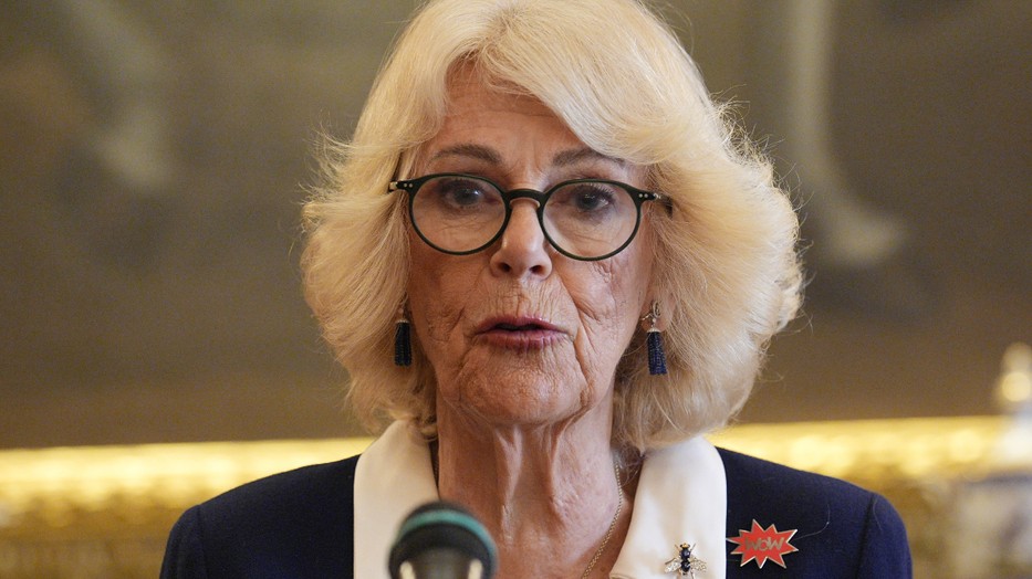 Kamilla királyné megjelenése egy ponton eltért attól a protokolltól, amelyet Erzsébet királynő mindig követett