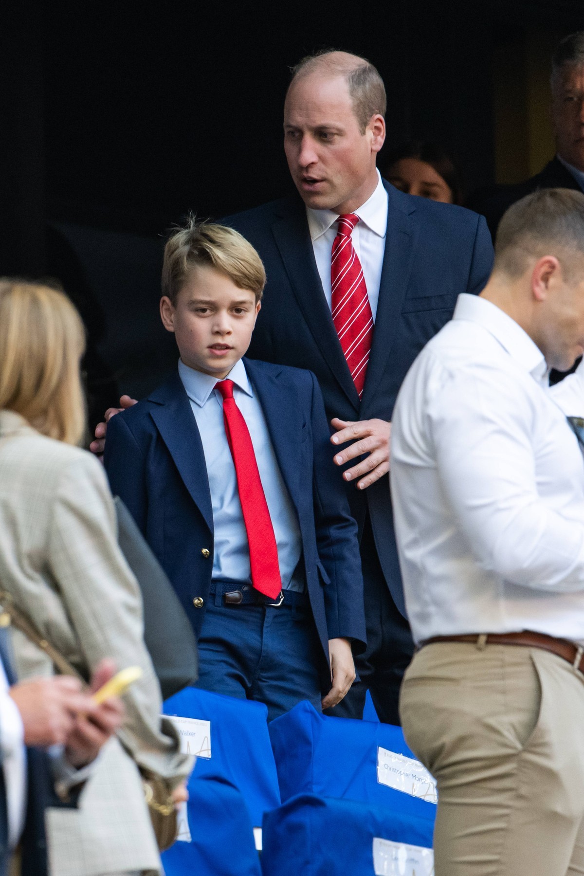 Megható figyelni, hogyan támogatja Vilmos minden mozdulatával kisfiát