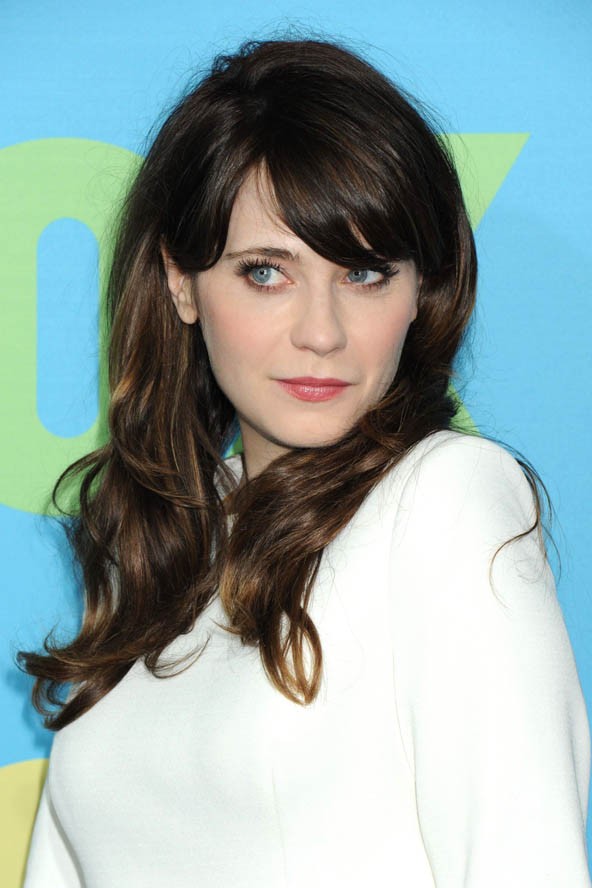 Ha nem bánod, hogy a hajad a szemedbe lóg, akkor mindenképpen ki kell próbálnod a Zooey Dechanel-féle hosszított fazont. Hát nem dögös?