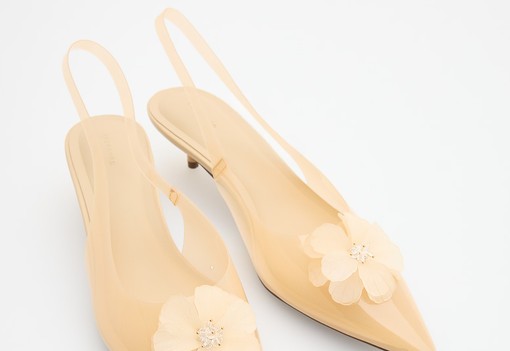 Megérkezett a nyár legbájosabb cipőtrendje: 11 virágmintás szandál, aminek lehetetlen ellenállni