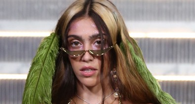 Madonna lánya kagylókkal a mellén vonult a kifutón