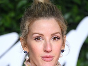 Ruha vagy nadrág? Ellie Goulding nem tudott dönteni, így mindkettőt viseli a vörös szőnyegen