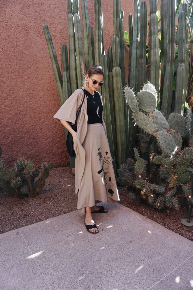 Majoros Zita a marokkói YSL múzeum előtt a legmenőbb szettben pózol