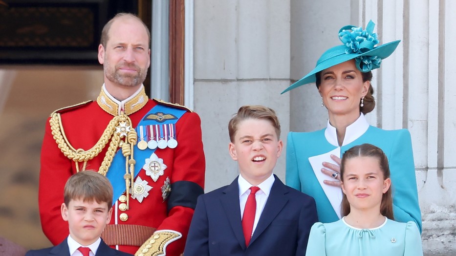 Vilmos herceg és Katalin hercegné, valamint három gyermekük a Buckingham-palota erkélyén