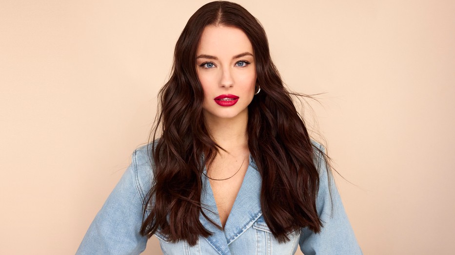 A Notino alkalmazásban olyan sminktükröt találsz, amely megmutatja, hogyan állnak neked a különböző sminktermékek! Farmer zakó GANNI, Fülbevaló COS