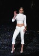 Ezen a 2005-ös fotón Jennifer Lopez saját divatbemutatójának zárásaként lépett kifutóra New Yorkban, az Olympus Fashion Weeken. 
