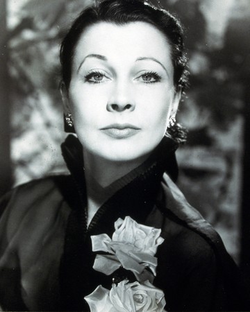 A telt ajkak mindig a tökéletes szépség alapkövei voltak. Vivien Leigh pont ezért érezte frusztrálónak vékony alsó ajkait. A problémát azzal küszöbölte ki, hogy sminkelésnél a szája kontúr vonalát a valódi vonalon kívül húzta meg. Ezáltal az alsó ajka is vastagabbnak tűnt. 