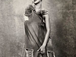 Rihanna új klipjéből meztelenkedős képeket posztolt!