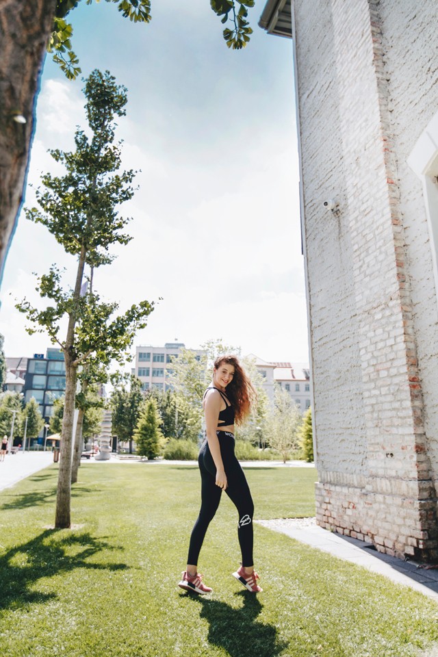 Johanna ezt a kényelmes, légáteresztő szettet viseli ha jógaórát tart