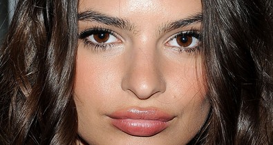 Vigyázat, ebből mém lesz: Emily Ratajkowski lófarka önáló életet él