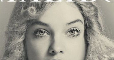 Palvin Barbi gyönyörű szöszi angyal lett